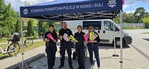 Policjanci na akcji znakowania rowerów.