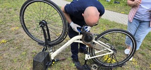 Policjant znakuje rower.