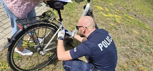 Policjant znakuje rower.