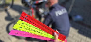 Odblaskowe opaski dla seniorów.