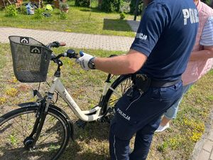 Policjant znakuje rower.