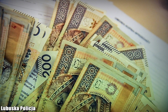 Obietnica szybkiego zysku zakończona stratą blisko 100 tysięcy złotych