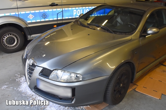 Alfa Romeo wróciła do właściciela – policjanci zatrzymali po pościgu 44-latka podejrzanego o kradzież.