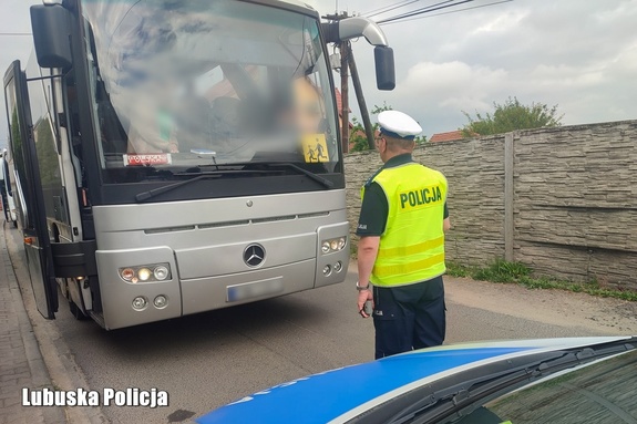 Wakacyjne podróże tylko sprawnym autokarem! Policjanci dbają o bezpieczeństwo dzieci i młodzieży