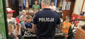 Instruktor strzelania pokazuje dzieciom jednostki broni.