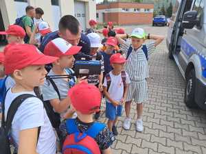 Dzieci słuchają o służbie w Policji.