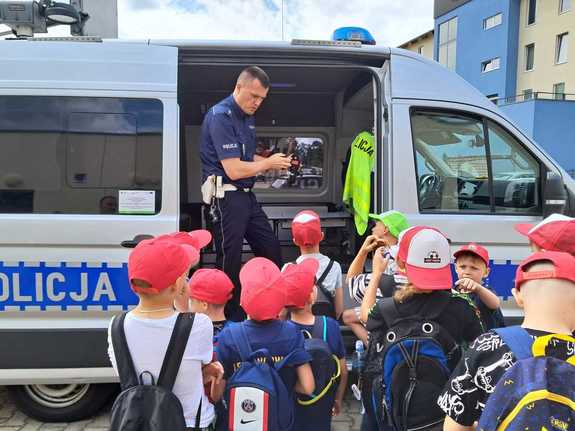 Radosne, ale i BEZPIECZNE WAKACJE… spotkania policjantów z najmłodszymi