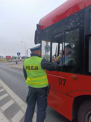 Policjant bada stan trzeźwości kierowców.