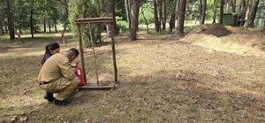 Funkcjonariusze sprawdzają gaśnicę.