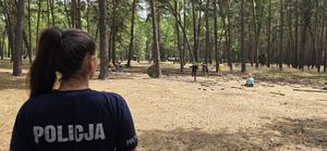 Policjantka kontroluje obóz harcerski.