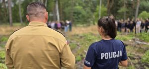 Policjantka ze strażakiem opowiada dzieciom o bezpieczeństwie.