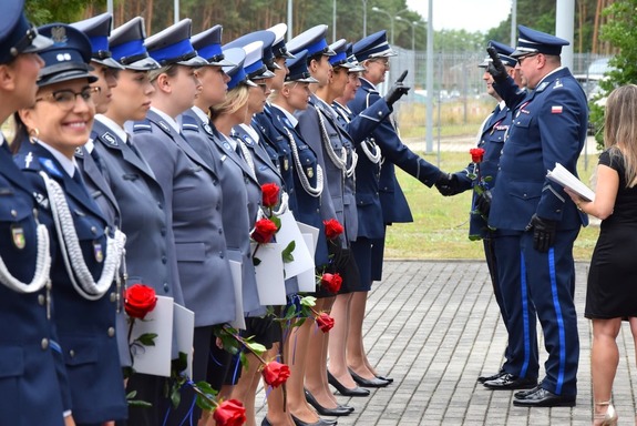 Policjantki uhonorowane listem gratulacyjnym z okazji 100-lecia kobiet w Policji.