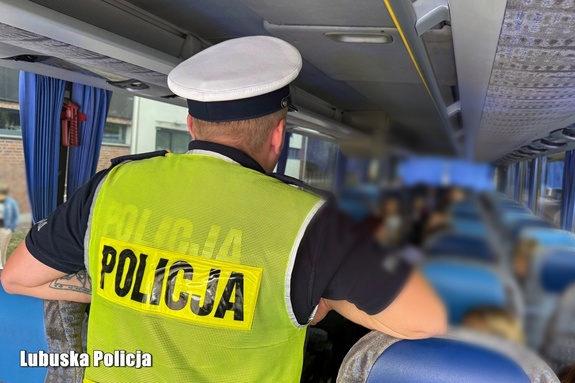 Na wycieczkę - tylko bezpiecznie. Policjanci kontrolują autokary jadące na letni wypoczynek