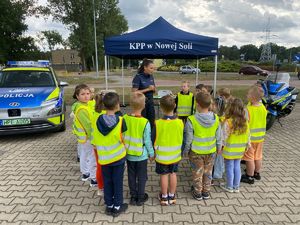 Policjantka opowiada dzieciom o bezpieczeństwie.