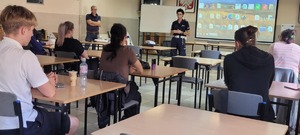 Policjantka opowiada młodzieży o bezpieczeństwie.