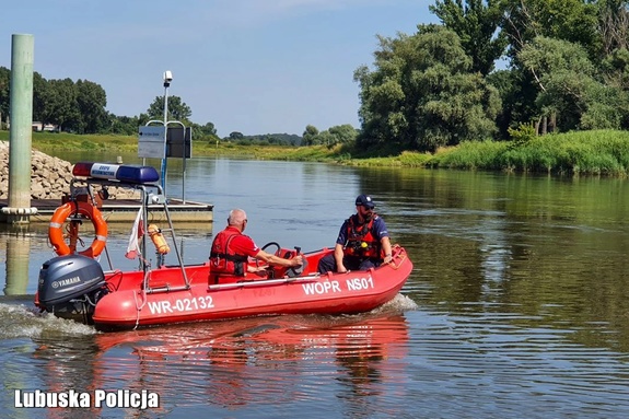 Policjanci dbają o bezpieczeństwo osób wypoczywających nad wodą