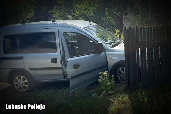 Mając ponad 2 promile wjechał w ogrodzenie. Policjanci zatrzymali kierowcy prawo jazdy i zabezpieczyli samochód