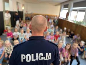 Policjant opowiada dzieciom o bezpieczeństwie.