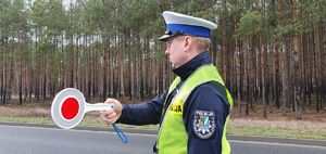 Policjant zatrzymuje do kontroli drogowej.