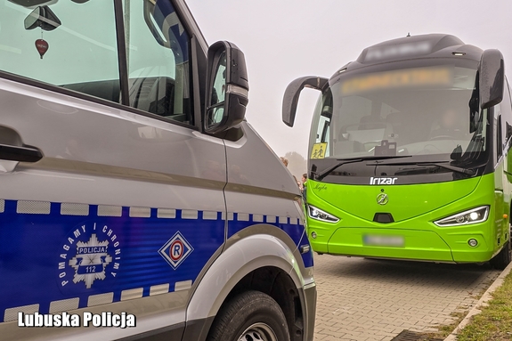 Policjanci dbają o to, by dzieci podróżowały bezpiecznie