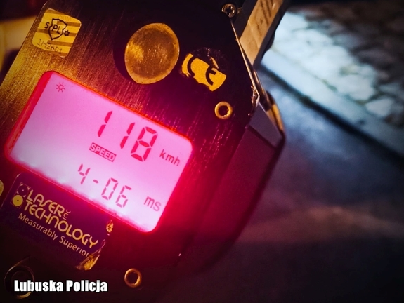 Jechał 118 km/h w obszarze zabudowanym. Policjanci zatrzymali prawo jazdy 19-latka