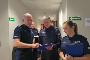 Policjanci sprawdzają dokumentację w czasie działań EGIDA 25.