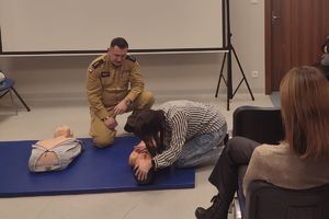 Strażak Pożarny szkoli z pierwszej pomocy przedmedycznej.