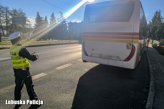 Policjanci kontrolują autokary, by dzieci mogły bezpiecznie dotrzeć do celu