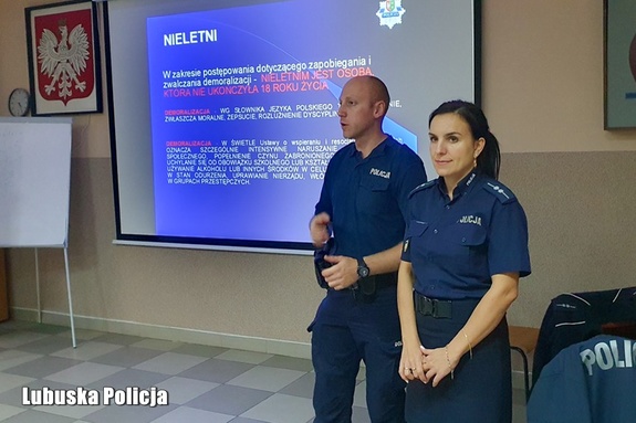 Spotkania profilaktyczne w szkołach – policjanci uczą odpowiedzialności