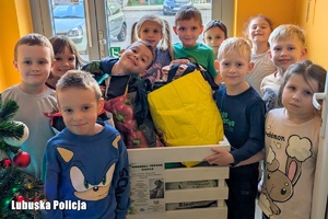 Dzieci przekazały bezdomnym prezenty.