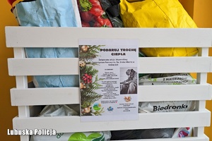 Dzieci przekazały bezdomnym prezenty.