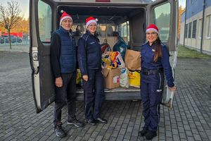 Policjanci przekazali prezenty bezdomnym.