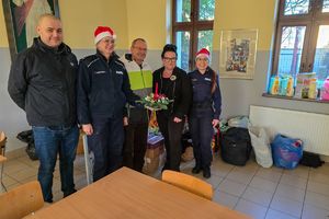 Policjanci przekazali prezenty bezdomnym.