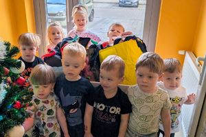 Dzieci przekazały bezdomnym prezenty.