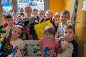 Dzieci przekazały bezdomnym prezenty.