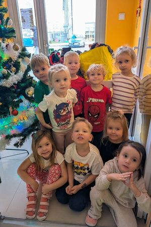 Dzieci przekazały bezdomnym prezenty.