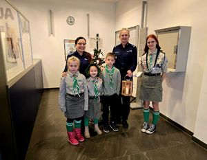 Harcerze przekazali Betlejemskie Światełko Pokoju dla nowosolskich policjantów.