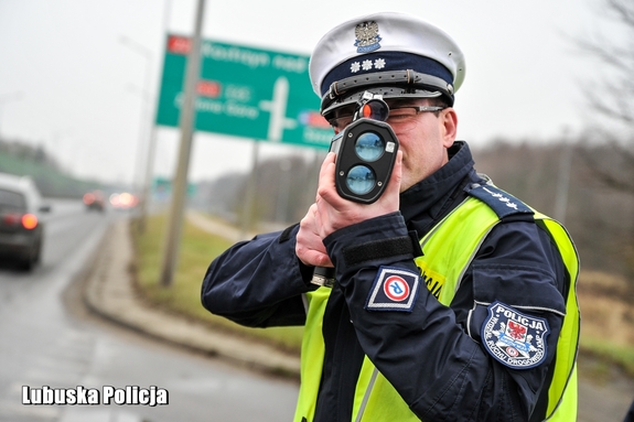 Świąteczny ruch pod kontrolą. Policjanci czuwają nad bezpieczeństwem