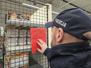 Policjant kontroluje punkt sprzedaży fajerwerków.
