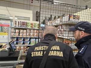 Policjant kontroluje punkt sprzedaży fajerwerków.