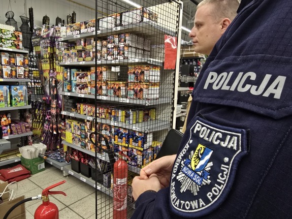 Stawiamy na bezpieczeństwo. Policjanci sprawdzają punkty sprzedaży fajerwerków