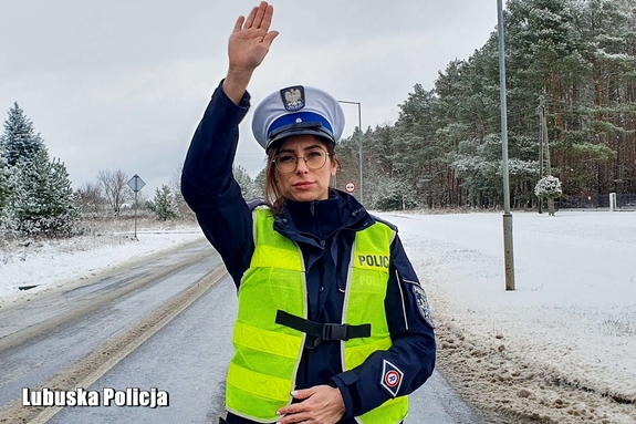 Niesprzyjające warunki pogodowe na drogach - policjanci apelują o ostrożność