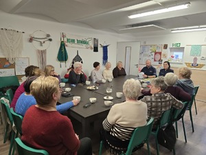 Nowosolscy policjanci na pogadance profilaktycznej z seniorami z okazji Dnia Babci i Dziadka.