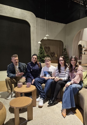 Nagrodzony za uczciwość Szymon z mamą, policjantką i prowadzącymi program "Pytanie na Śniadanie".