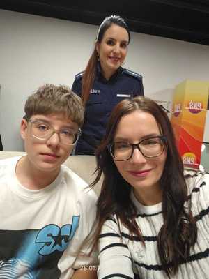 Szymon z mamą i policjantką w programie "Pytanie na Śniadanie".