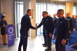 Odprawa roczna w nowosolskiej jednostce- dowódca uroczystości skłąda meldunek Komendantowi Wojewódzkiemu Policji w Gorzowie Wielkopolskim.
