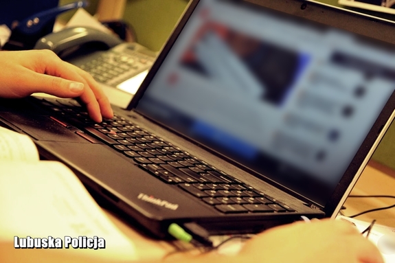 Fałszywe inwestycyjne kosztowały 73-latka ponad 100 tys. zł – uważajmy na internetowych oszustów!