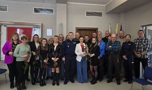 Zdjęcie grupowe pracowników cywilnych nowosolskiej jednostki z Komendantem.