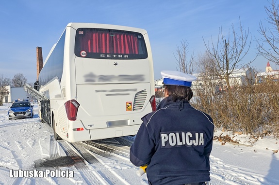 Policjanci skontrolowali autokar i dzieci mogły bezpiecznie ruszyć na zimowisko
