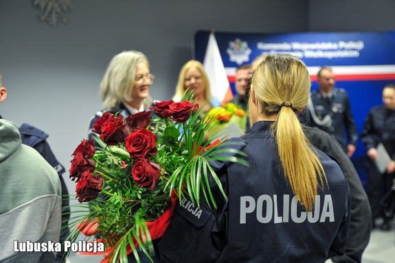 To dla nich wyjątkowy moment - 37 policjantów ślubowało na sztandar